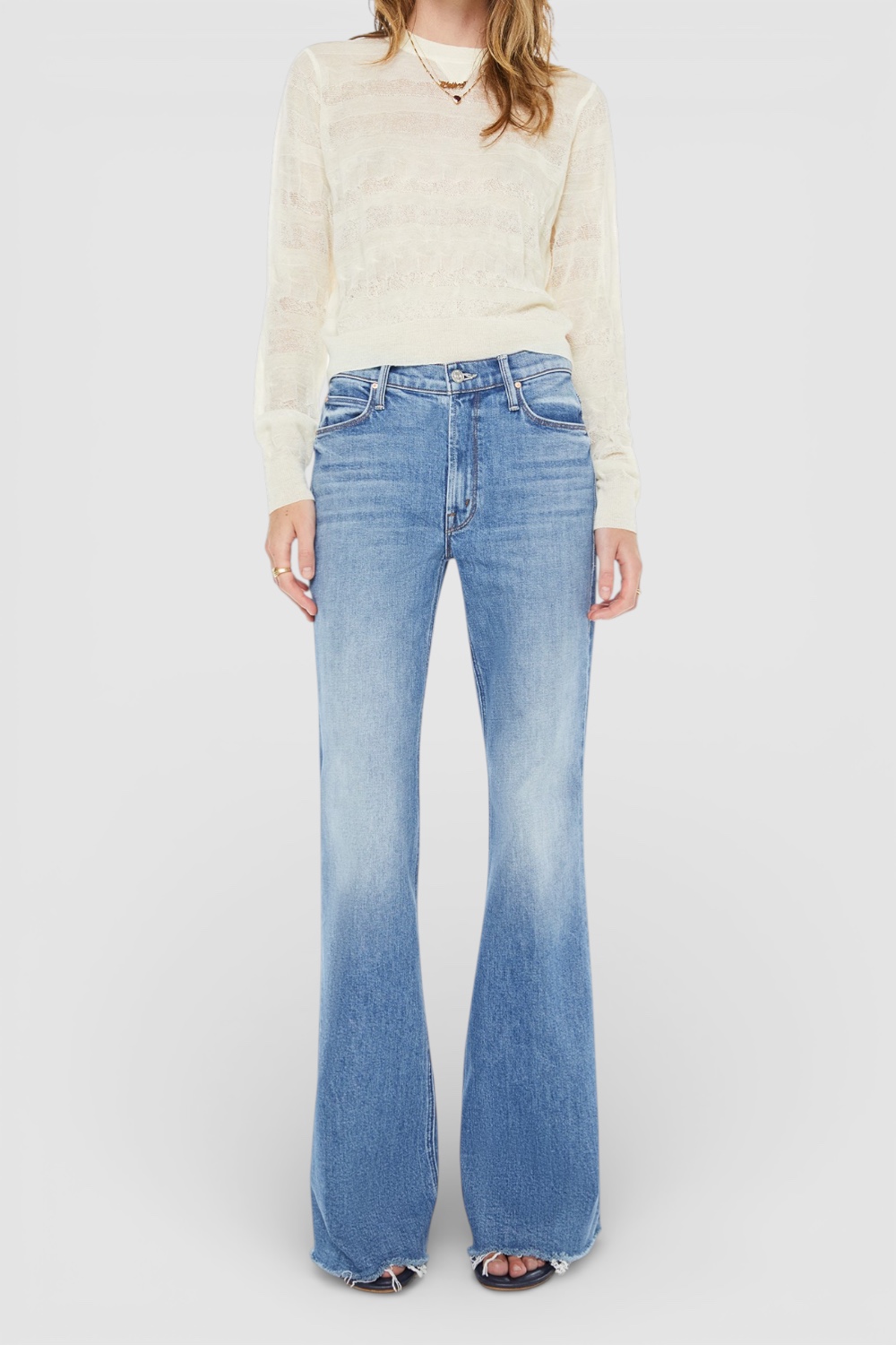 תמונת כל הלוק של מכנסי ג'ינס בגזרת פלייר